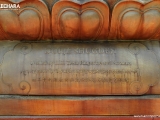 护法像底部用英、藏、中三语写上护法名字的标牌。此圣像和户外护法殿均由尊贵的第廿五世詹杜固仁波切所构思和安排铸造。