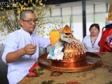 Inside, last-minute preparations were taking place to adjust the throne set-up. 仪式开始之前，志工调整法座的摆放，做最后的准备。