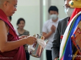 Choje-la offering serkyem (golden drink offering) to Dorje Shugden. 确吉拉给多杰雄登护法做金酒（Serkyem）供养。