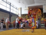 Dorje Shugden performs a special Vajra dance to clear obstacles. 多杰雄登跳起金刚舞除障。