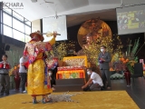 Dorje Shugden raises two hands in salute to and respect for Buddha Shakyamuni. 多杰雄登举起双手，向佛陀释迦牟尼致敬。