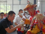 JP Thong offers sweet auspicious rice to Dorje Shugden on behalf of Kechara. 董俊鹏代表克切拉向多杰雄登护法供上吉祥饭。