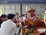 The sponsors of the trance offer tsok to Dorje Shugden. 降神仪式功德主向多杰雄登护法供上荟供。