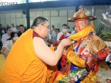 Tsem Rinpoche offers a khata to Dorje Shugden. 詹杜固仁波切向多杰雄登护法做哈达供养。